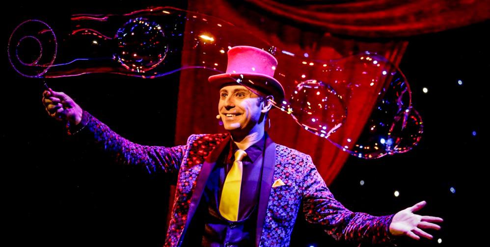 Allan Hart - Le Cabaret des bulles - spectacle féerique de bulles de savon- Magicien des Bulles- Bubble Show